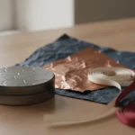 Ge mannen som har allt en personlig gåva Modern graverad snusdosa på ett bord, med omslagspapper och snören bredvid.